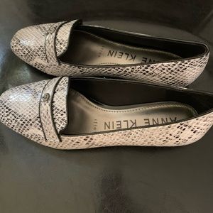 Like new Anne Klein flats